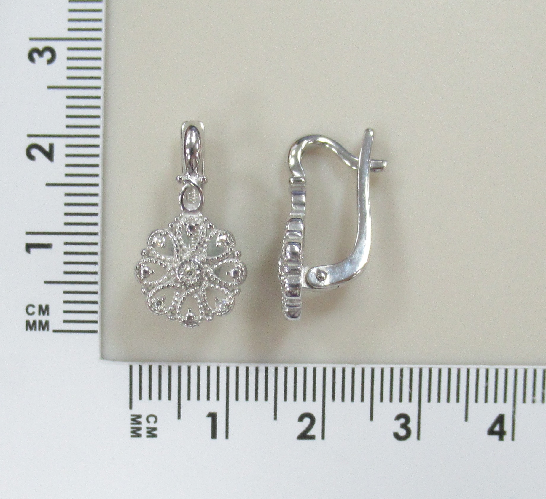 Серебряные серьги с бриллиантами